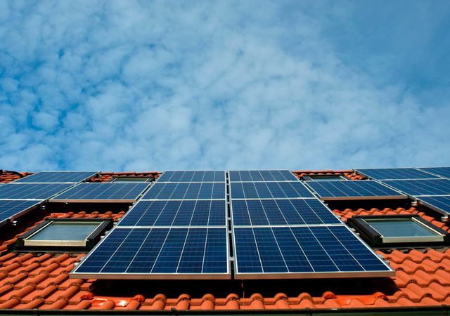 ¿Puedo instalar paneles solares en mi vivienda?